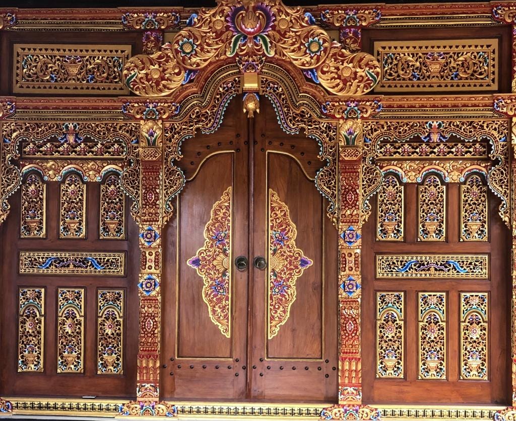 Pintu Gebyok Ukir Jepara Mewah Berlapis Cat Emas