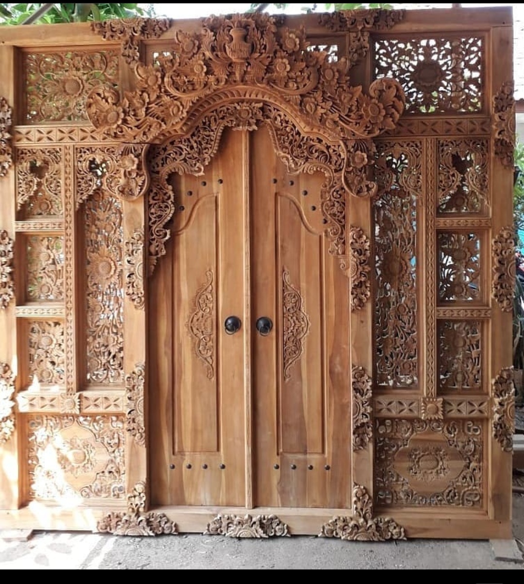 Gebyok pintu ukir klasik